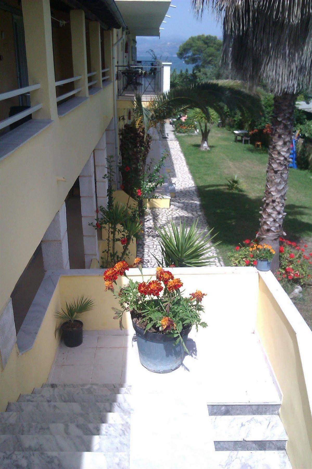 Athina Aparthotel Kávos Exteriör bild